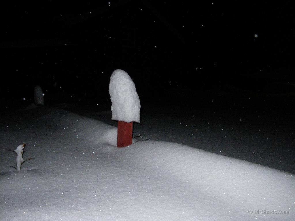 IMGP0399.JPG - Kunde inte låta bli att ta ett kort på staketstolpen. Uppskattar lilla snöhögen till 35 cm tjock