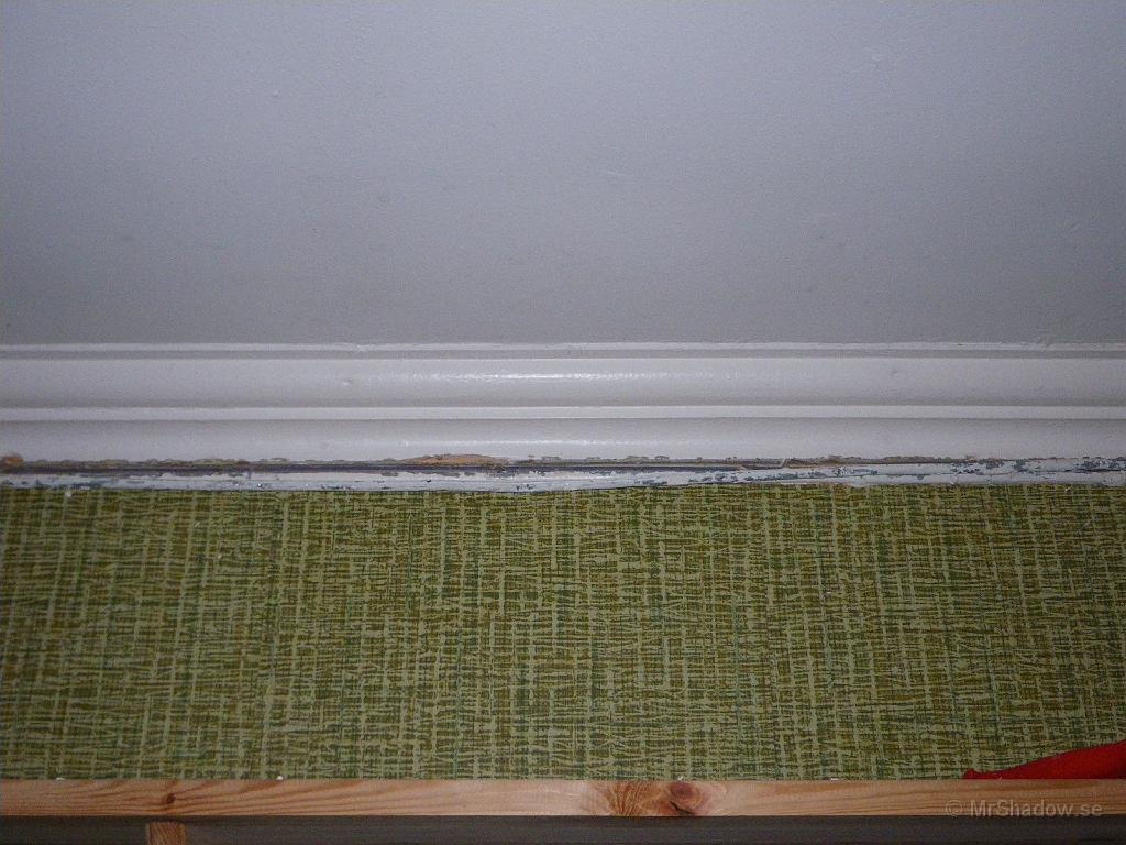 IMGP0415.JPG - Inne i köket går det en kabel som kommer från vardagsrummet. Den kabeln är för kort då dosan i vardagsrummet flyttas. Man har lyckats spackla in den där kabeln, så det var lite arbetskrävande att få lös den utan att förstöra varesig taklist eller andra kabler för mycket