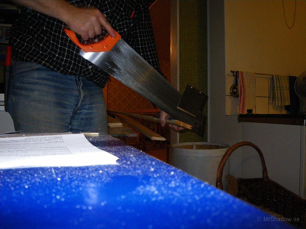 IMGP0422.JPG - Varje bräda i taket kapades i båda ändar. En sida för att snygga till, denna, och därefter den andra för att justeras i rätt längd.