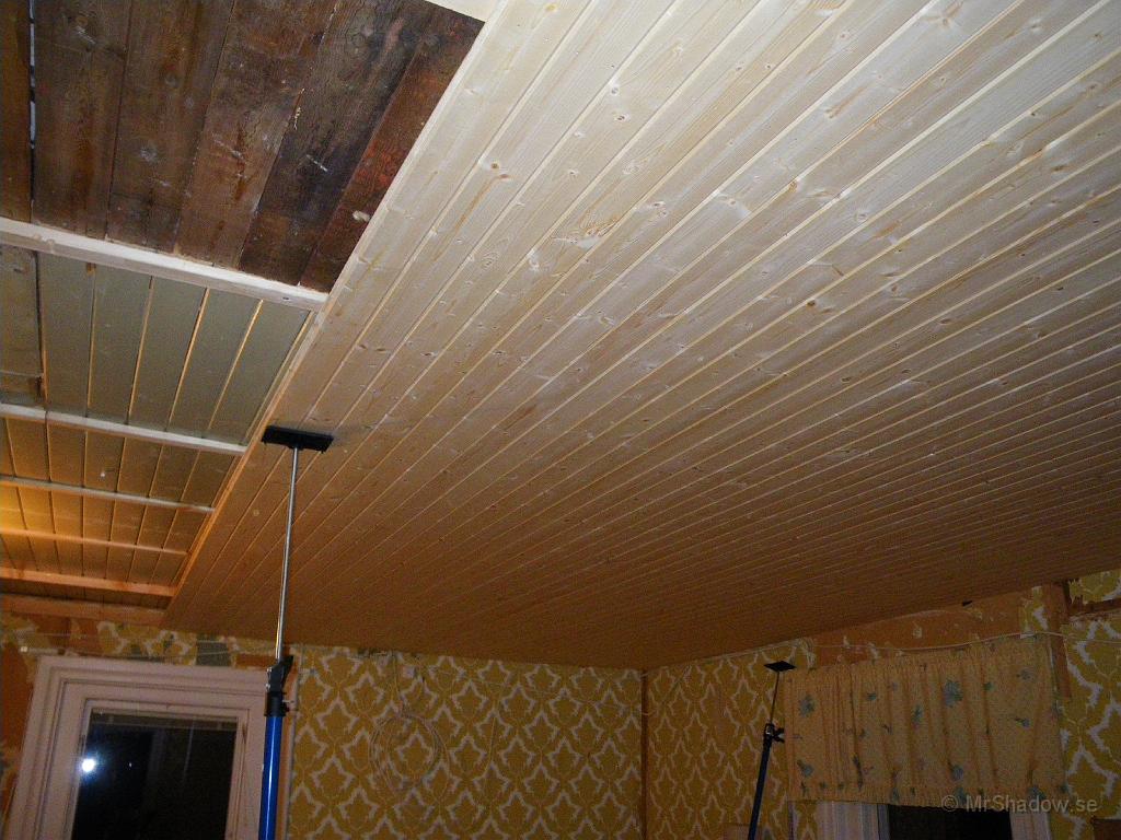 IMGP0425.JPG - Lite mer av nya taket på plats, innan det är dags att gå och sova