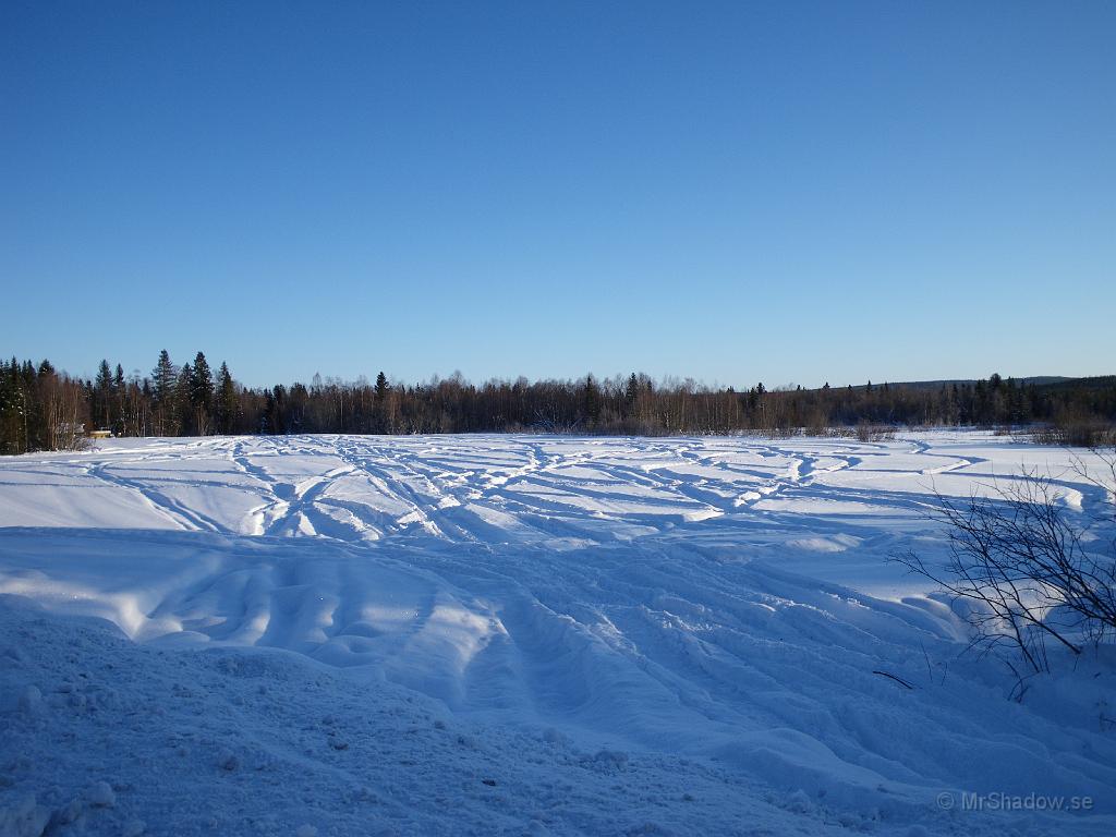 IMGP0434.JPG - För någon vecka sedan orörd nysnö... Men det så kul ut när man lekte med skoter där. :)