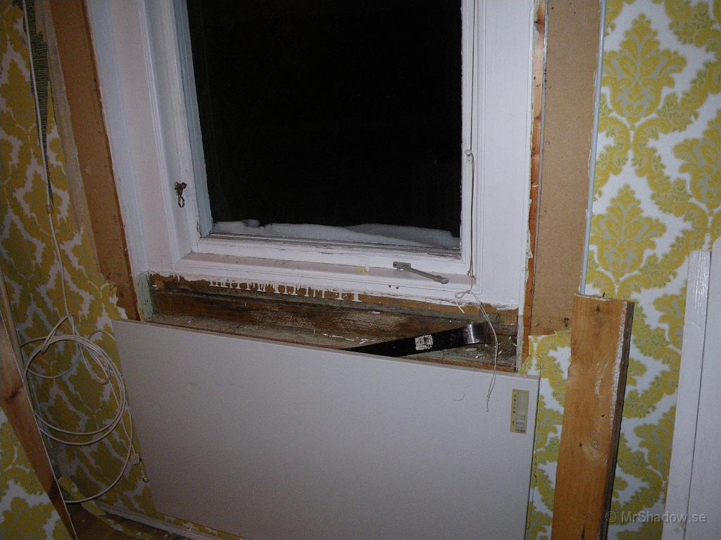 IMGP0463.JPG - Bearbetade även vänstra fönstret i vardagsrummet. Här såg det lite annorlunda ut men istället helt friskt.