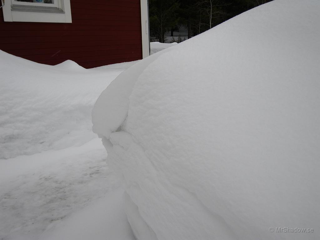 IMGP0533.JPG - 2009-03-08  Nysnö som driver i vinden, kan skapa intressanta snöformationer. Den kanten är "vass"..