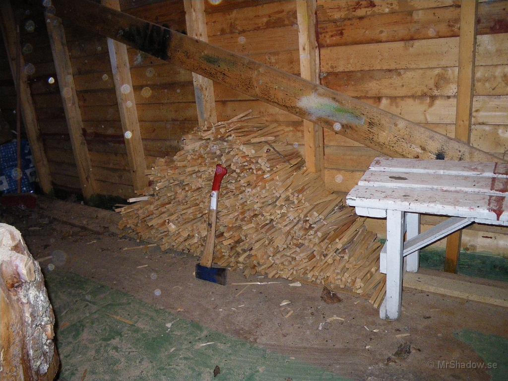 IMGP0536.JPG - Efter snöskottningen så var det dags för vedboden igen. Hade en liten hög gammal ved som omvandlats till tändved. Nu räcker det till nästa eldningssessong ;-)