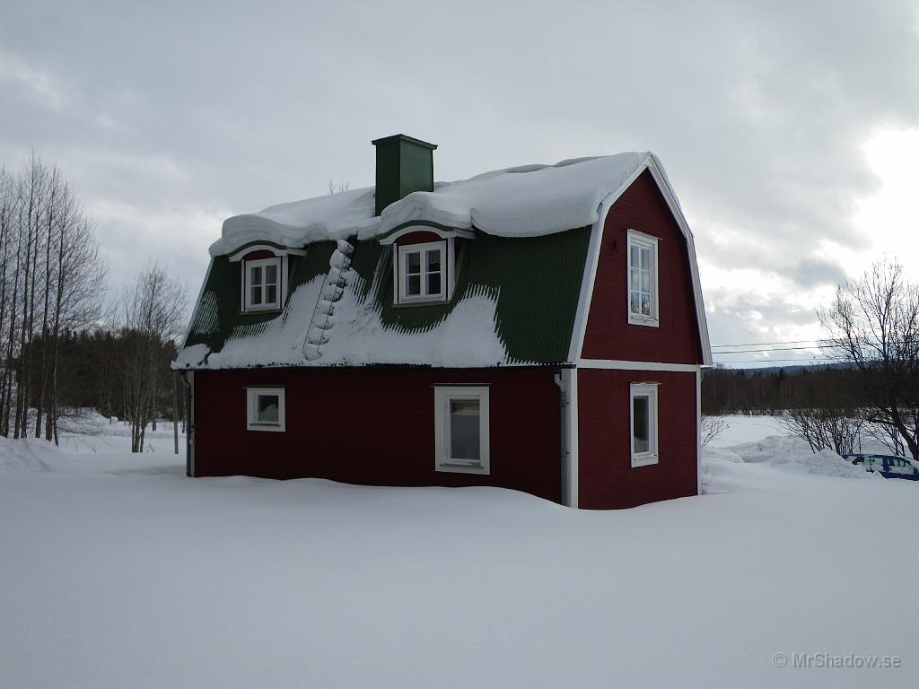 IMGP0539.JPG - Ytterligare lite snö på taket. Här syns det också lite i vilken del av huset värmeläckaget är störst.