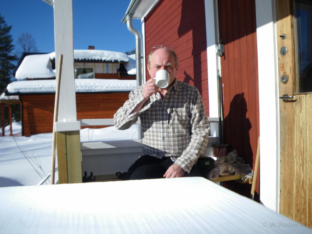 IMGP0543.JPG - 2009-03-13  Att sitta på farstukvisten i solskenet å sörpla en kopp kaffe är inte fel