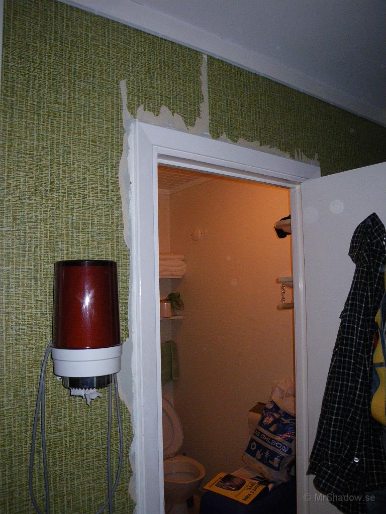 IMGP0553.JPG - Den där dörrposten såg inte så bra ut. Lite ny färg blev det men nu ser tapeten inte bra ut istället..  Fast det gör inte såå mycket då det finns ny som snart skall hängas upp.