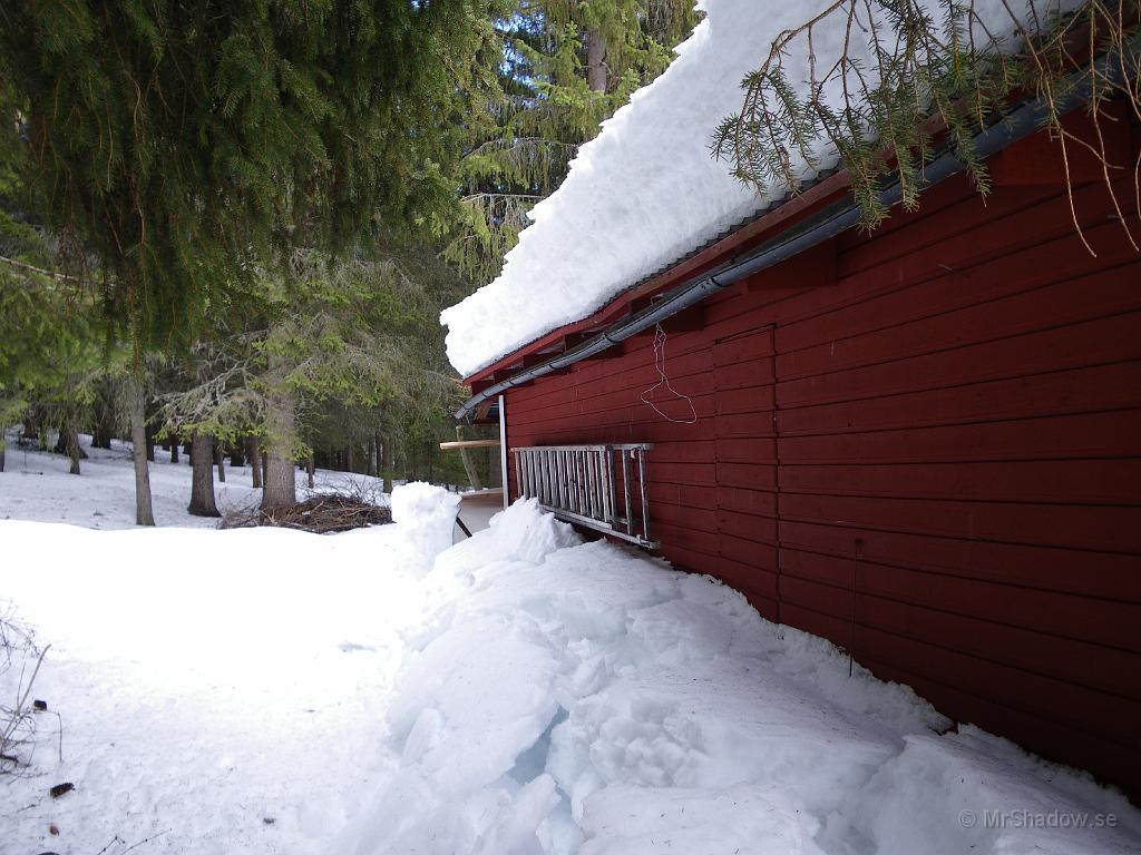 IMGP0581.JPG - Nu ar lavinen på uthuset gått. Men nu är det en meter kompakt blötsnö mot väggen istället. Men det tinar nog bort om en månad eller två..