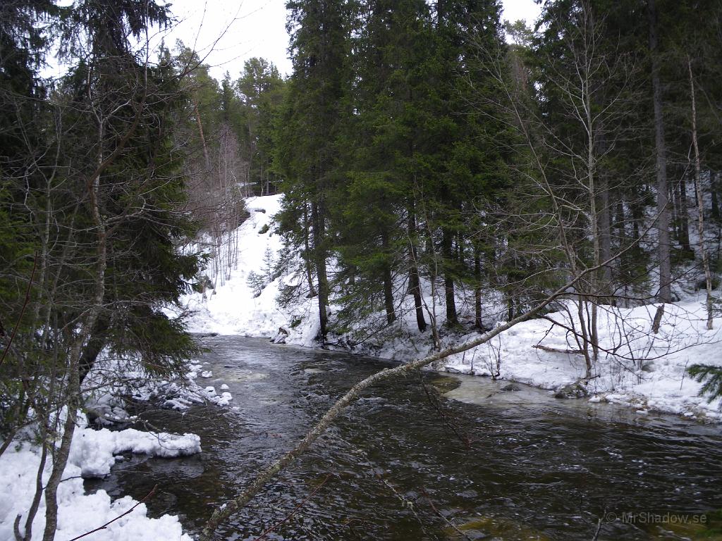 IMGP0653.JPG - Fast det kan inte vara full kraft på vattnet ännu. Det märks mot The Creek vad värmen tagit på snön