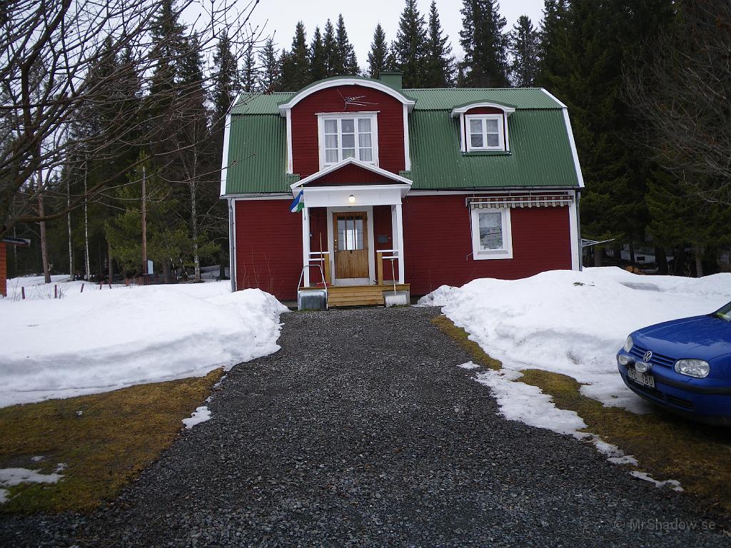 IMGP0654.JPG - Nu är uppfarten snart helt ren från snö och is. Skottade tydligen inte full bredd... så till vänster är det dock ganska mycket snö kvar.