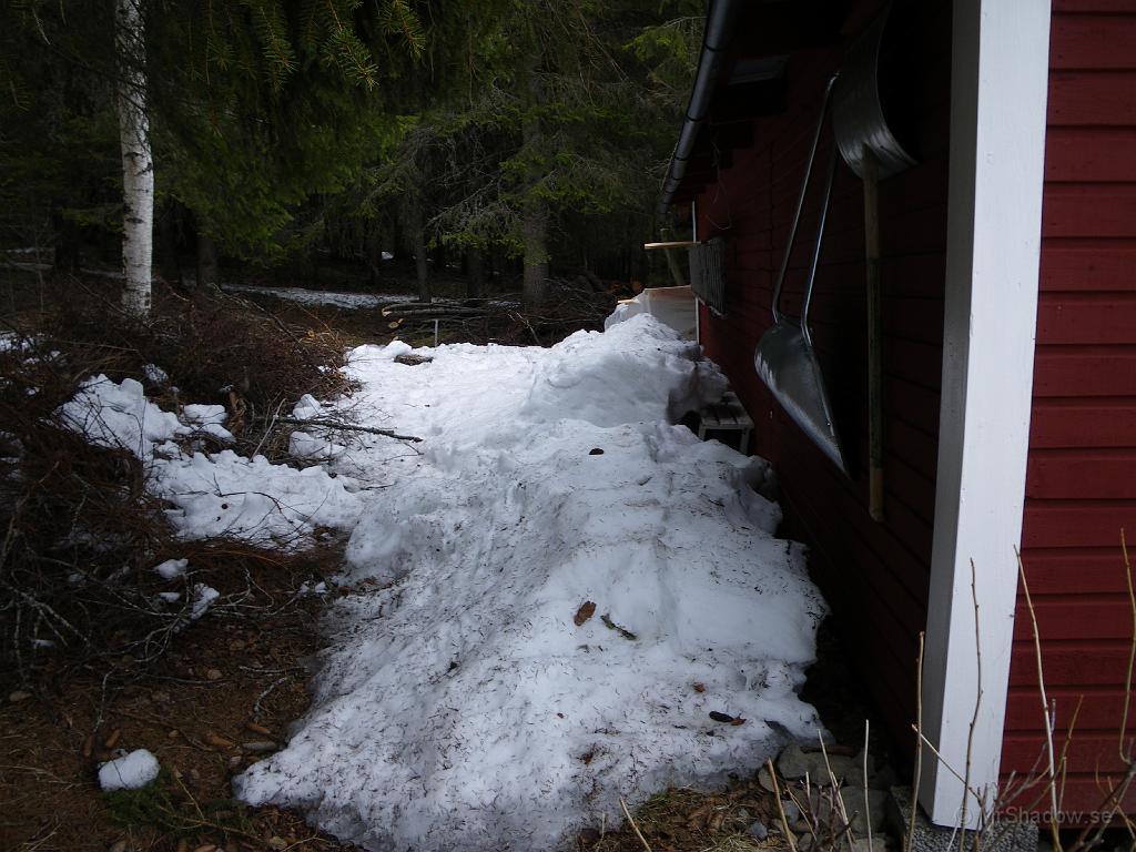 IMGP0734.JPG - Bakom uthuset är det inte snöfritt ännu på ett tag