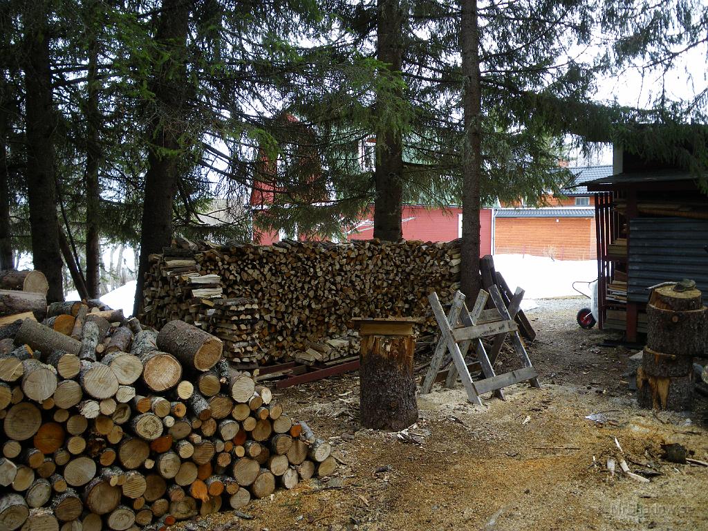IMGP0735.JPG - Vedhögen växer för varje dag