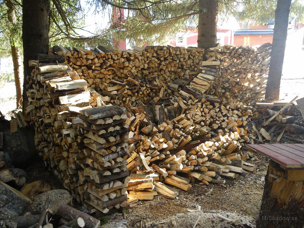 IMGP0739.JPG - 2009-04-22 Kan bara konstatera att vedtravarna INTE var tillräckligt stabila. En har rasat och bara att börja om att stapla igen...