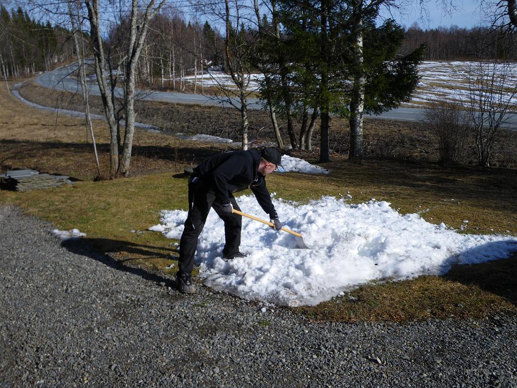 IMGP0746.JPG - Snöskottning mitt i sommaren.. Njae men en insatts för att förkorta vintern lite mer..