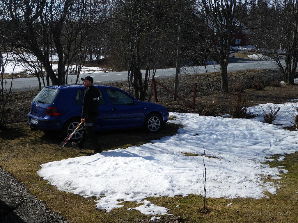 IMGP0753.JPG - För inte såå längesedan så syntes inte Sportgolfen bakom den snöhögen