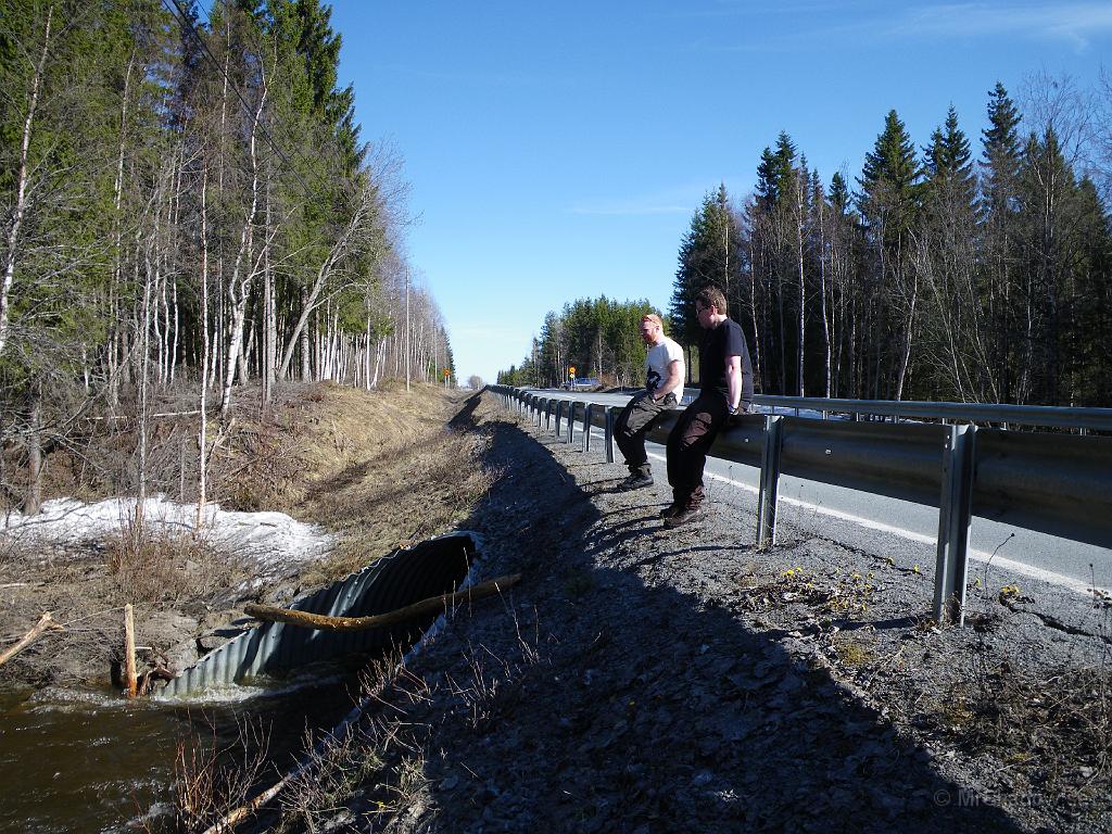 IMGP0760.JPG - Även E och M kom upp på lördan. Här sitter M och J och kollar in vattenmassorna i ån som passerar genom vägtrumman