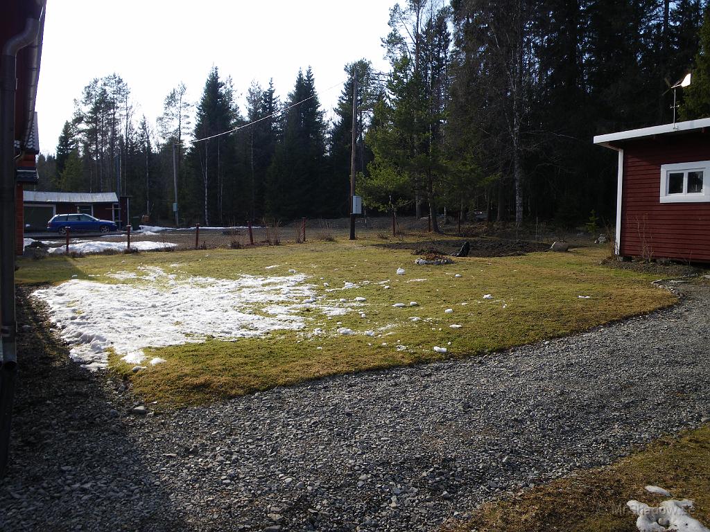 IMGP0763.JPG - Nu är det inte mycket snö kvar på gården. Ett par timmar senare är det synbart mindre