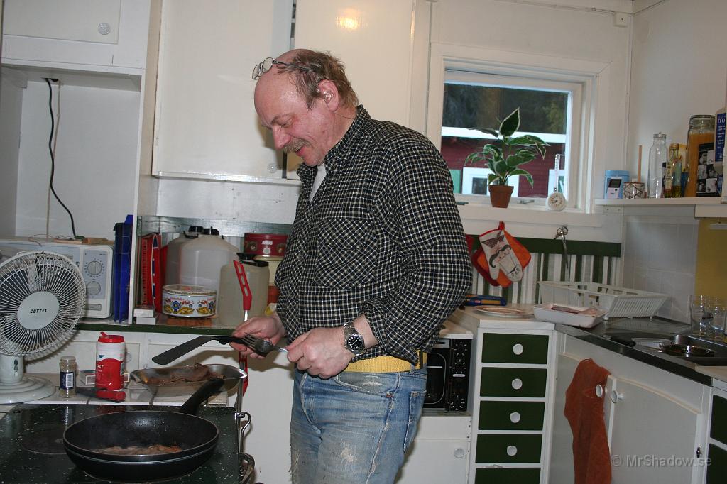 IMG_4356.JPG - Vedspisen är låg, men den både värmer och är bra att steka på.