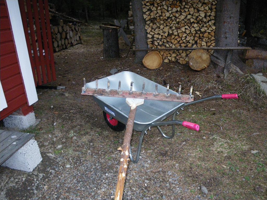 IMGP0853a.JPG - Kratta modell större. Nästan en meter bred och pinnarna är 12 - 13 mm. Provkörningen av svetsen fungerade... Fast det behövs meeer träning. Mer än 20 år sedan man lekte på detta sätt.. Fast krattan är i bruk som harv hos T & J