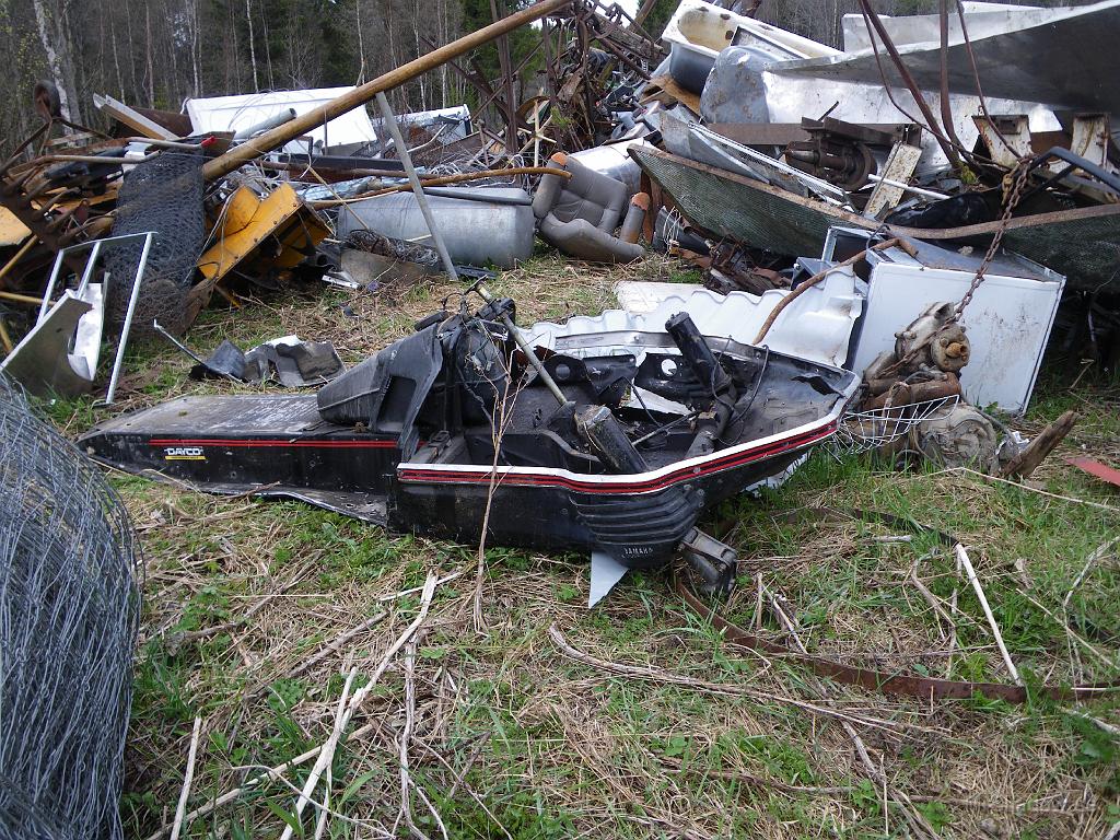 IMGP0918.JPG - "Gamla" soptippen i Alsen har blivit skrotupplag. Här är rester av underredet till en "riskokare" för snö