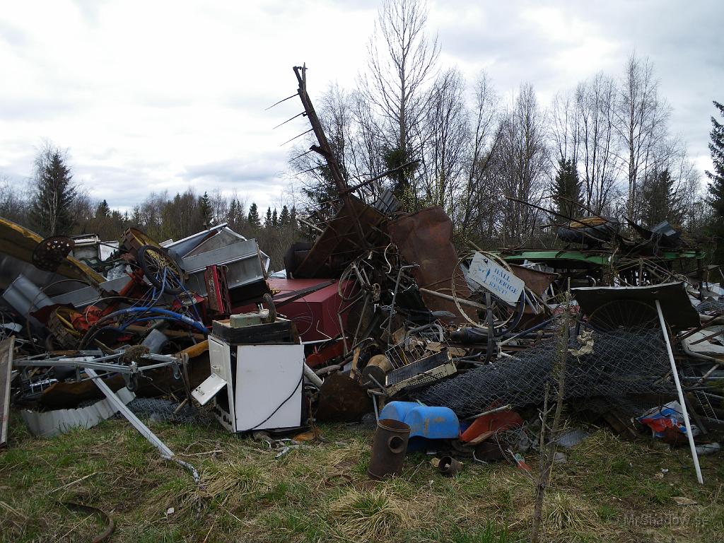 IMGP0922.JPG - Allt från husgeråd till slåttermaskiner och släpräfsor, uppblandat med lite bildelar.. Hönsnät verkar inte vara så populärt... De hamnar ju på skrothögen.