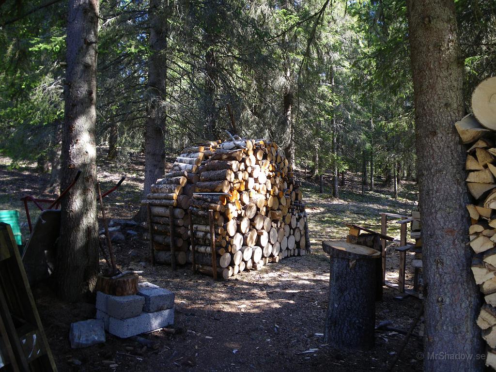 IMGP0940.JPG - 2009-05-17  Tror inte jag behöver jobba så hårt med mera ved på ett tag.. Kanske inte högsta kvalitén på allt, men högarna är två meter höga så det är nog kanske fyra - fem kubik..