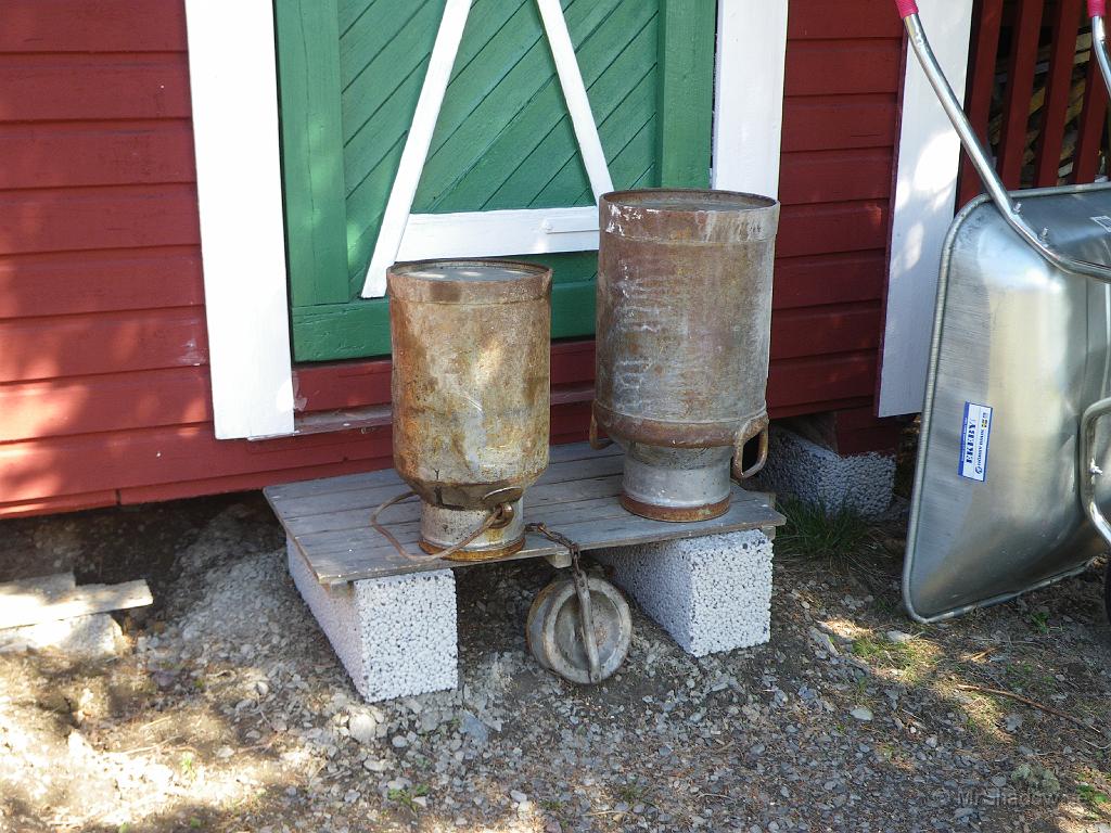 IMGP0943.JPG - Några kor finns inte ;-D men några mjölkkrukor står ändå på tork. Lite slitna men med ny färg så blir de säkert fina..