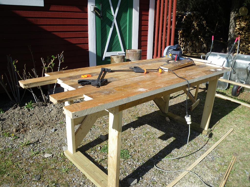 IMGP0972.JPG - Har saknat en ordentlig arbetsbänk i uthuset. Den gamla "bänken" riskerade att rasa ihop om man slängde upp motorsågen lite för häftigt.