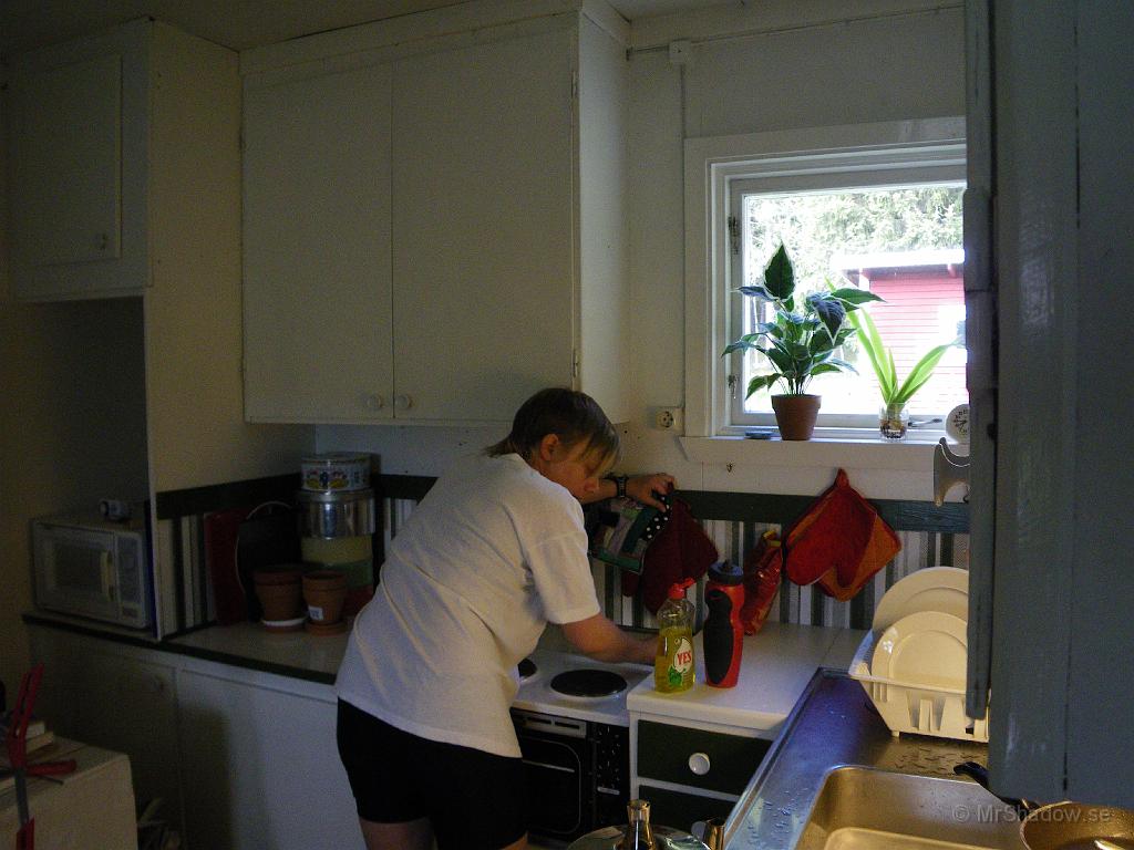 IMGP0975.JPG - 2009-05-24  Fick besök på söndan. Det var E som cyklade upp från stan för att hälsa på. En liten tripp på 53 km ungefär. Efter lite mat så blev det lite städning i köket.. Hem så fick hon åka bil och med cykeln lastad på släp.