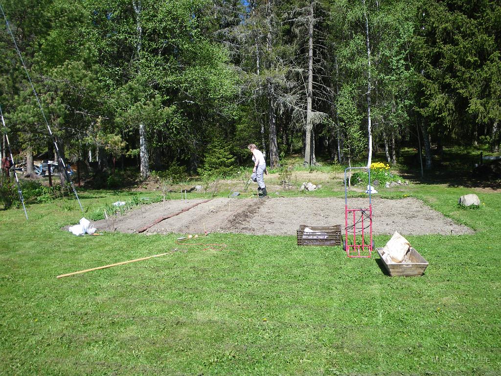 IMGP0993.JPG - 2009-05-30  Parkförvaltningen (farmor) är i full färd med att så en massa grönsaker å rotsaker.