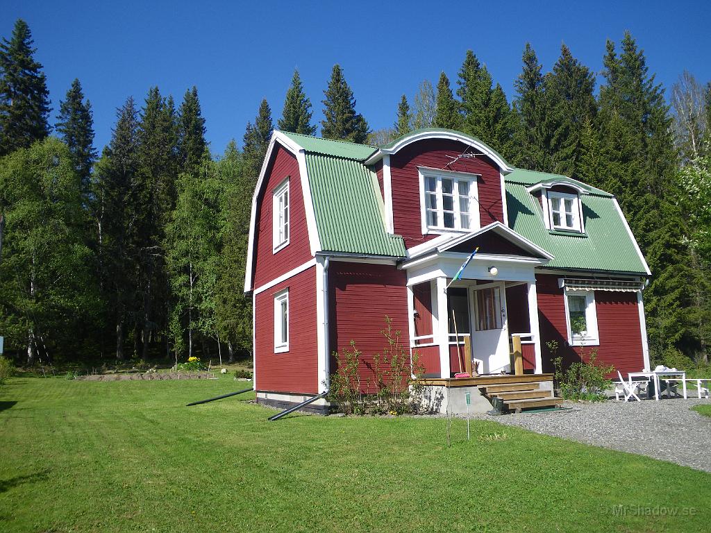 IMGP0995.JPG - Vacker eftermiddagssol. Det var mer än 25 grader varmt på gårdens svalaste ställe, bakom uthuset..