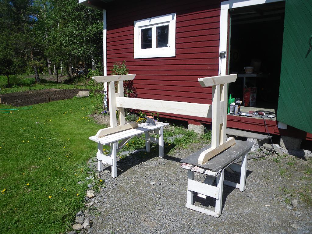 IMGP0996.JPG - 2009-05-31  Nu har nya underredet till köksbordet blivit masserat ett par gångr av slippapper. Jobbigt för fingrarna att köra "skak"maskinen, det blir ungefär som att man har sockerdricka i ådrorna.. Men bra blir det nog till slut.