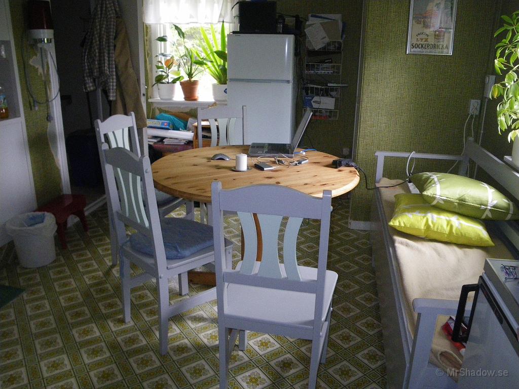 IMGP1005.JPG - Så för att ha ett matbord så kom det gamla runda till pass igen. Men det ser fjuttigt ut.. Ytan är ju bara hälftrn