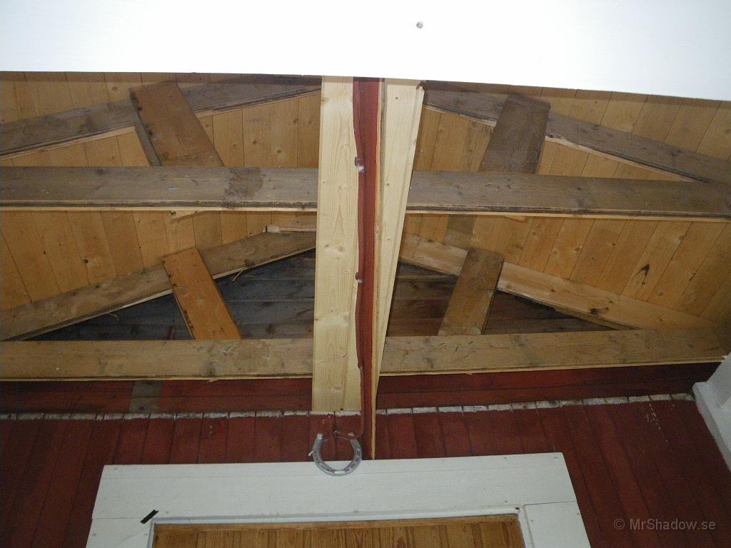 IMGP1006.JPG - Medan lacken torkar på bordet så startas nästa projekt, att få upp innertaket på farstukvisten.Materialet fanns i förrådet så det var "bara" att börja kapa till..