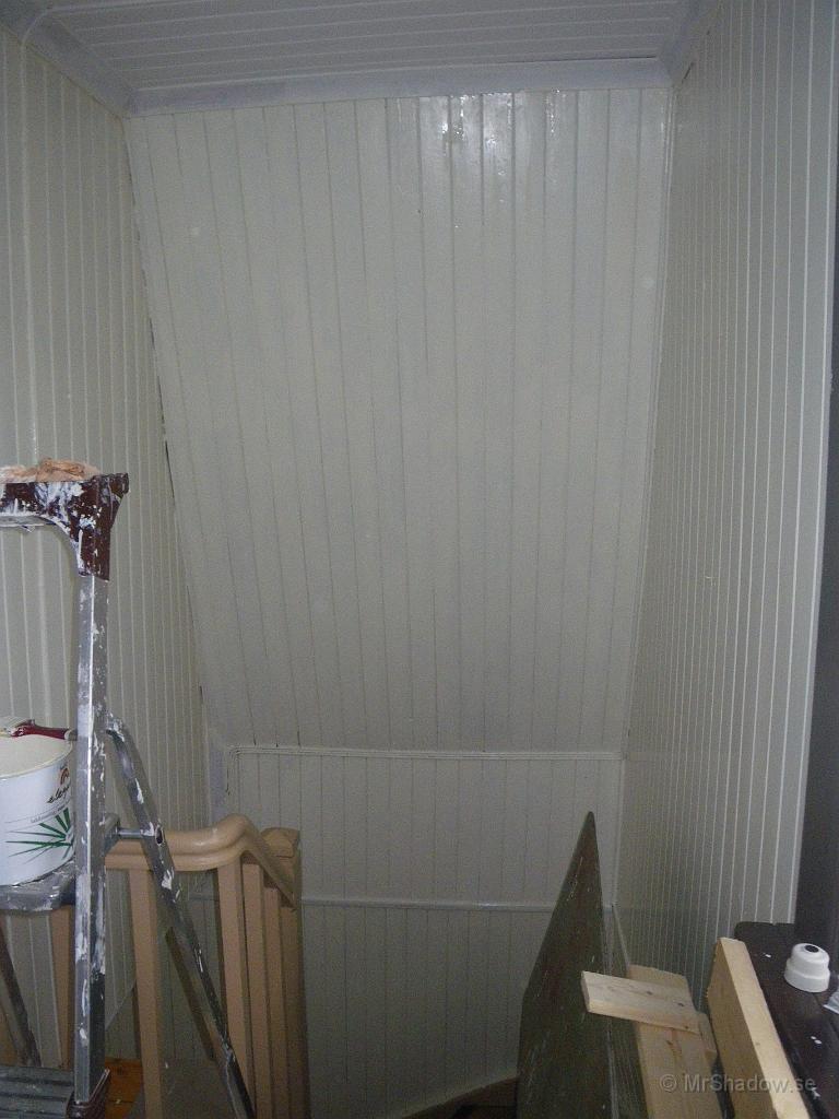 IMGP1427.jpg - Så har även den övre delen av trapphuset fått ny väggfärg.