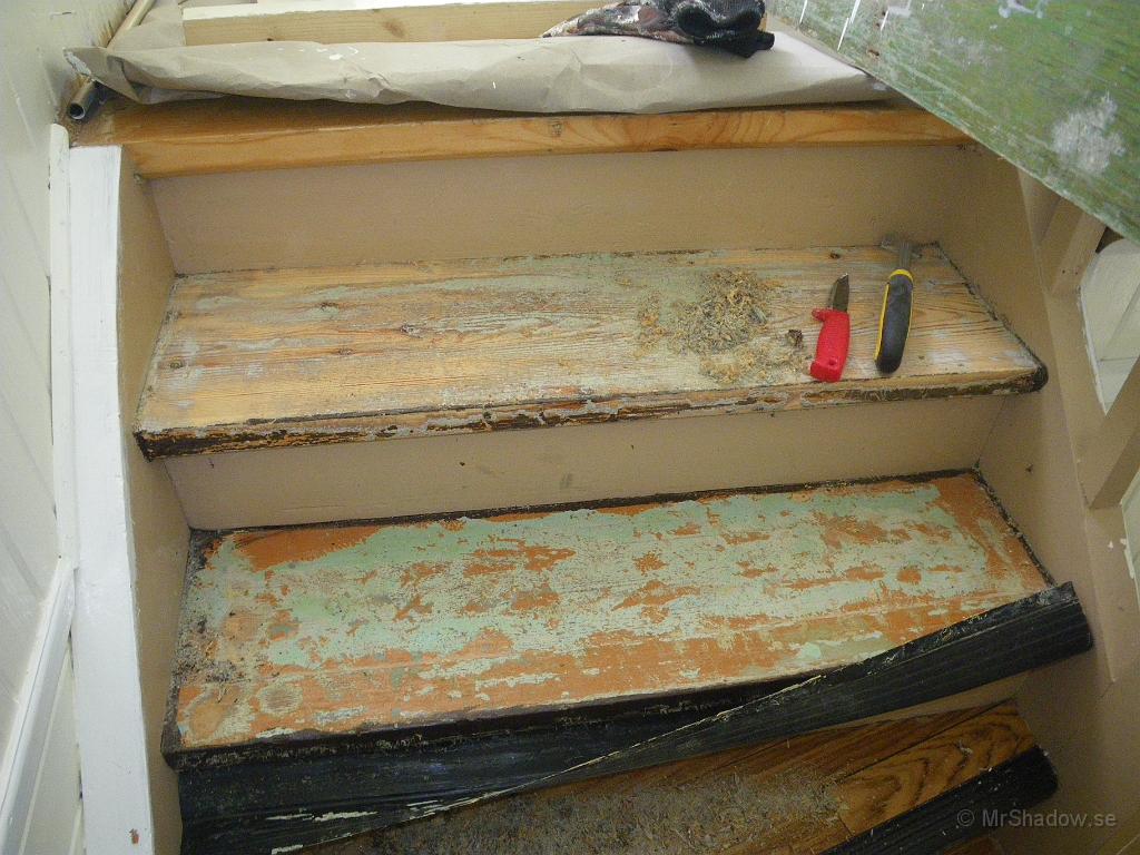 IMGP1437.JPG - Själva trappen har varit ett litet spöke. Plastmatta limmad med kontaktlim, sånt lim som inte går att slipa.. Limmet sitter dock i några lager färg, så jag testar att helt enkelt skrapa bort färgen. Det fungerar och limmet ställer inte till trassel, utan följer med färgen.