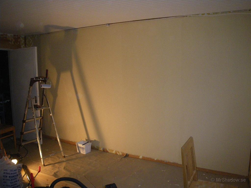 IMGP1526.JPG - Har här hängt ytterligare en rulle på långväggen mot hallen. Bara den väggen är 4,5 m