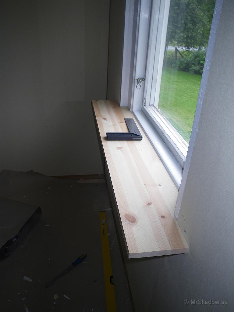 IMGP1535.JPG - Mixrat lite med nya fönsterbänken så nu är den anpassad efter husets verklighet. Lite mera rundningar och fräsning av cirkulations galler, så blir det säkert bra.
