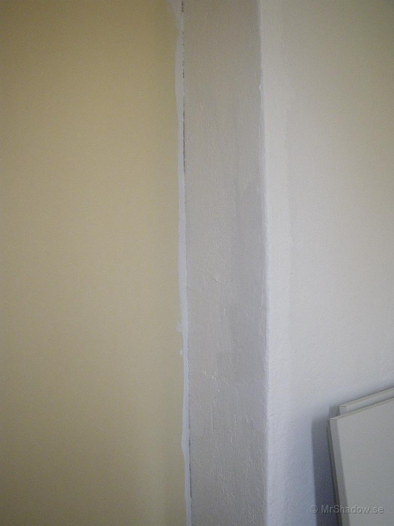 IMGP1537.jpg - 2009-07-28   På denna sida av muren i vardagsummet var det längesedan det var ny färg, men nu är det ordnat också. Målat på hela muren sedan så att det är samma nyans..