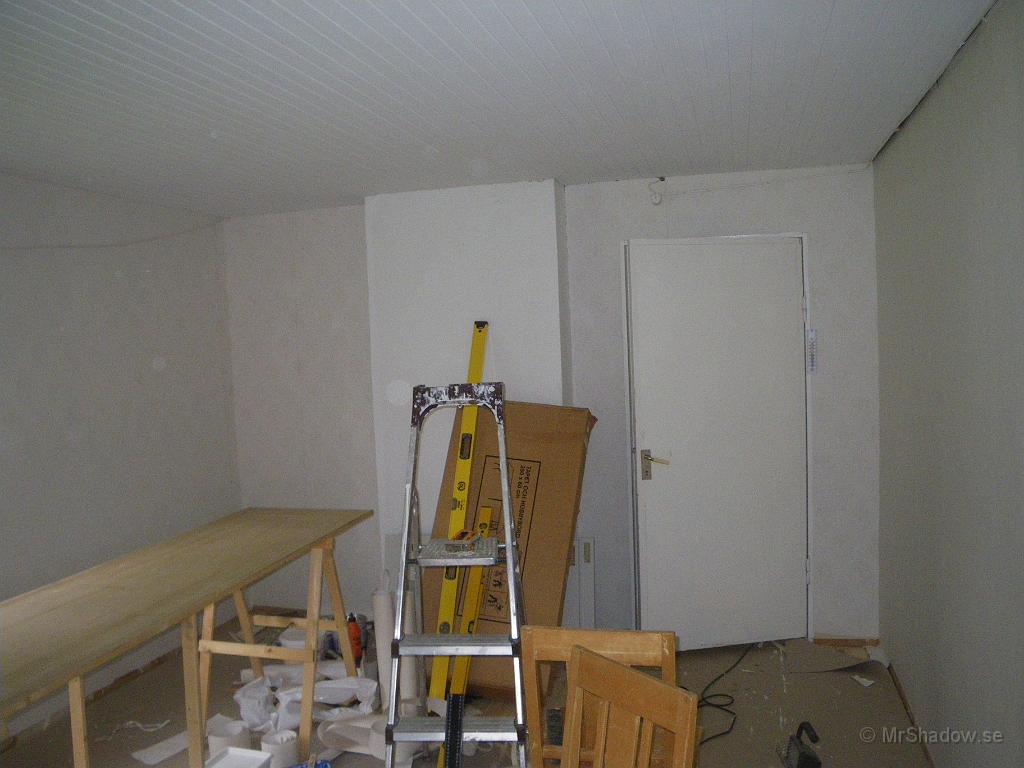 IMGP1541.JPG - 2009-07-29  Nu har sista tapetbitarna klistrats upp. Snyggt blev det och bättre blir det när alla lister kommit på plats.