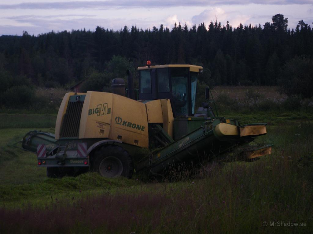 IMGP1622.JPG - Hörde på kvällen ett ihållande dån ute från vägen. Funderade vad det var för maskin som körde så sakta. Tittade ut och såg denna på åkern på andra sidan av landsvägen.