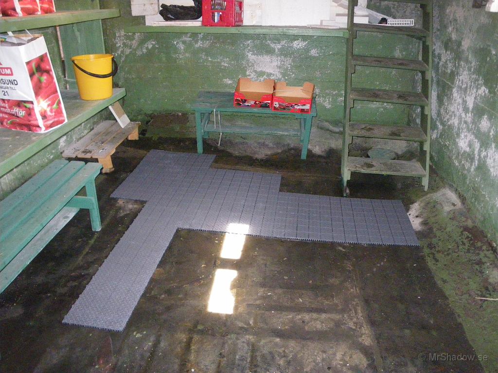 IMGP1629.JPG - Då det kan vara fuktigt på golvet, så följer det skit med uppför trappen och det är inte roligt. Har därför skaffat lite plast trall och laggt ut. Det blev riktigt bra då vatten kan rinna under trallen och plast ruttnar ju inte.