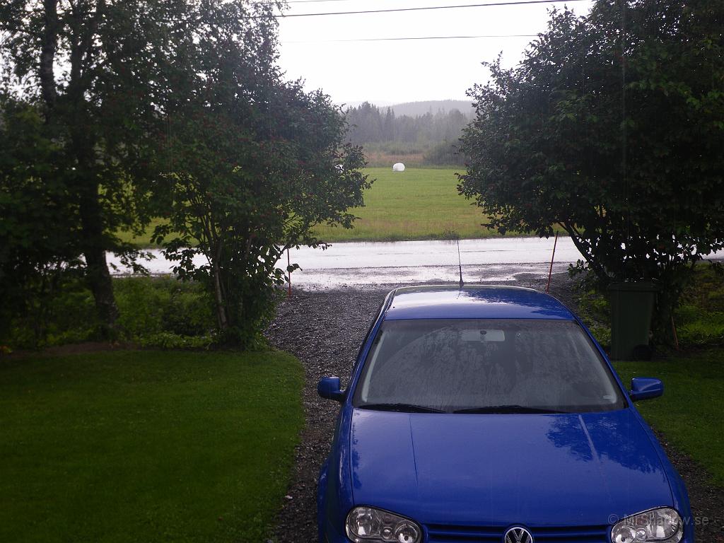 IMGP1825.JPG - Regn i massor. Inte ofta det forsar på vägen men denna dag gjorde det de. 8 mm på ca 20 min kom det.