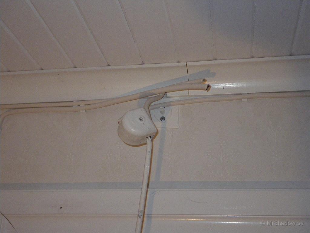 IMGP1836.JPG - Under renoveringen så blir det ju byte av de gamla eldosorna i porslin och i viss mån även lite ny kabel.