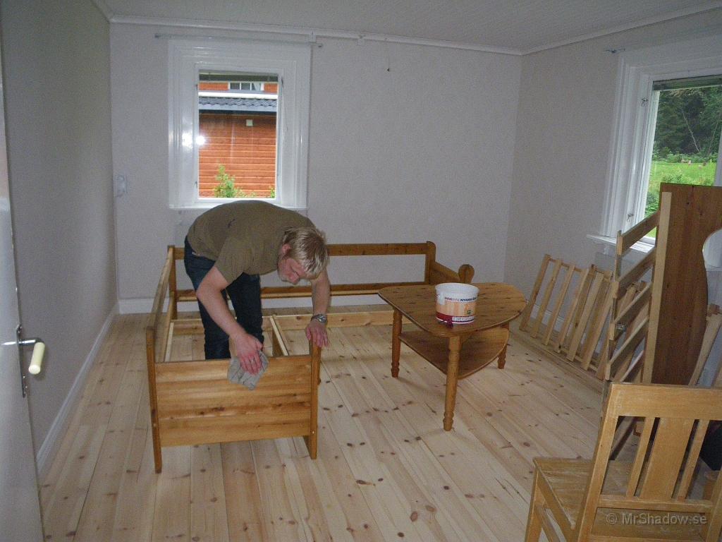 IMGP1850.JPG - Avtorkning innan soffan placeras på sin rätta plats i vardagsrummet.