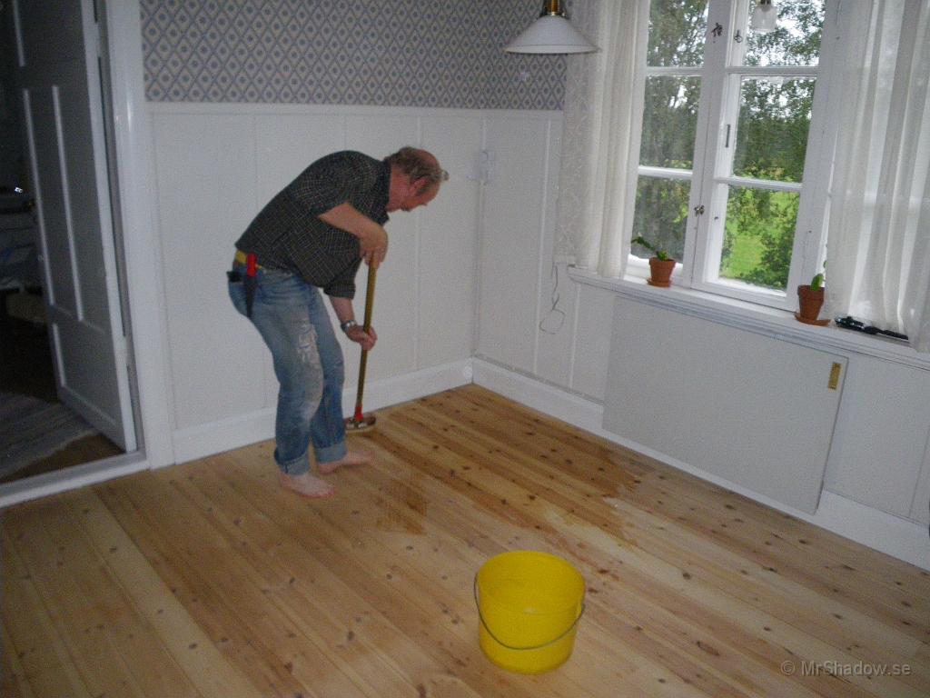 IMGP1854.JPG - Inte direkt knäskura, men nästan.. Har ju käpp till skurborsten, men sedan gäller trasa och att stå på knä.