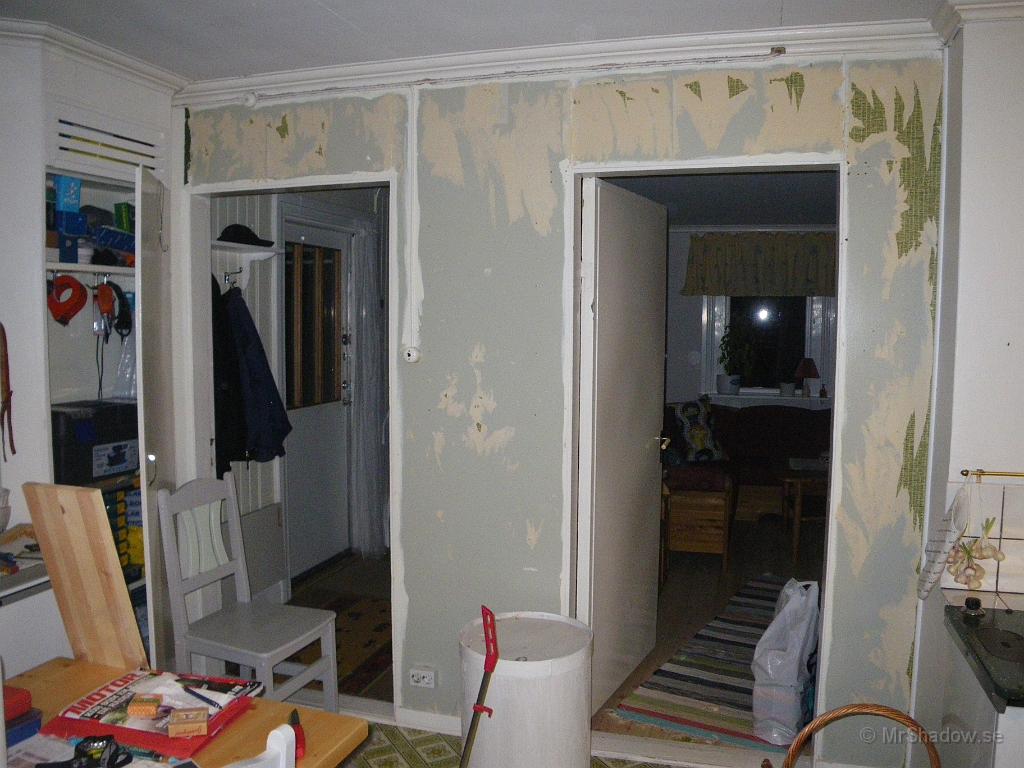 IMGP1975.JPG - 2009-08-30  Nytt litet projekt på gång. Nya tapeter till köket köptes redan förra sommaren och nu är det tänkt att de skall hängas upp.. Först lite underarbete då, men det ser ganska enkelt ut åt detta hållet då gamla tapeten lossnade lätt.