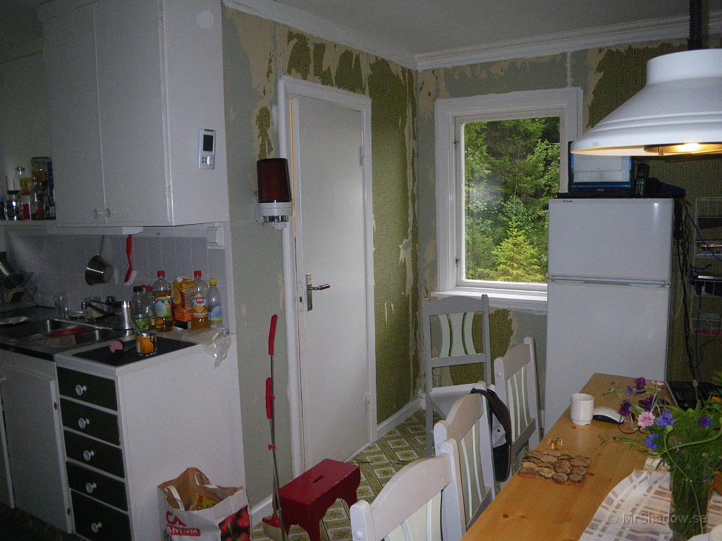 IMGP1976.JPG - Köket har varit målat grått och det är inte överallt som klistret bitit sig fast så bra. Lister, kablar och foder runt föbster och dörrar målas vitt innan det skall upp nya tapeter.