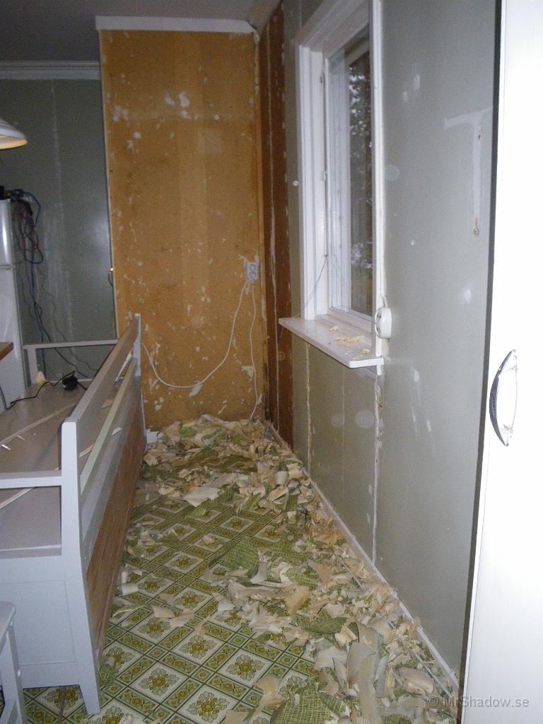 IMGP1985.jpg - Det blir lite skräp när man håller på.. Här har lite fukt använts också för att lossa de sista resterna av den gamla tapeten.. Man har tydligen justerat lite i köket vid senaste tapetseringen..