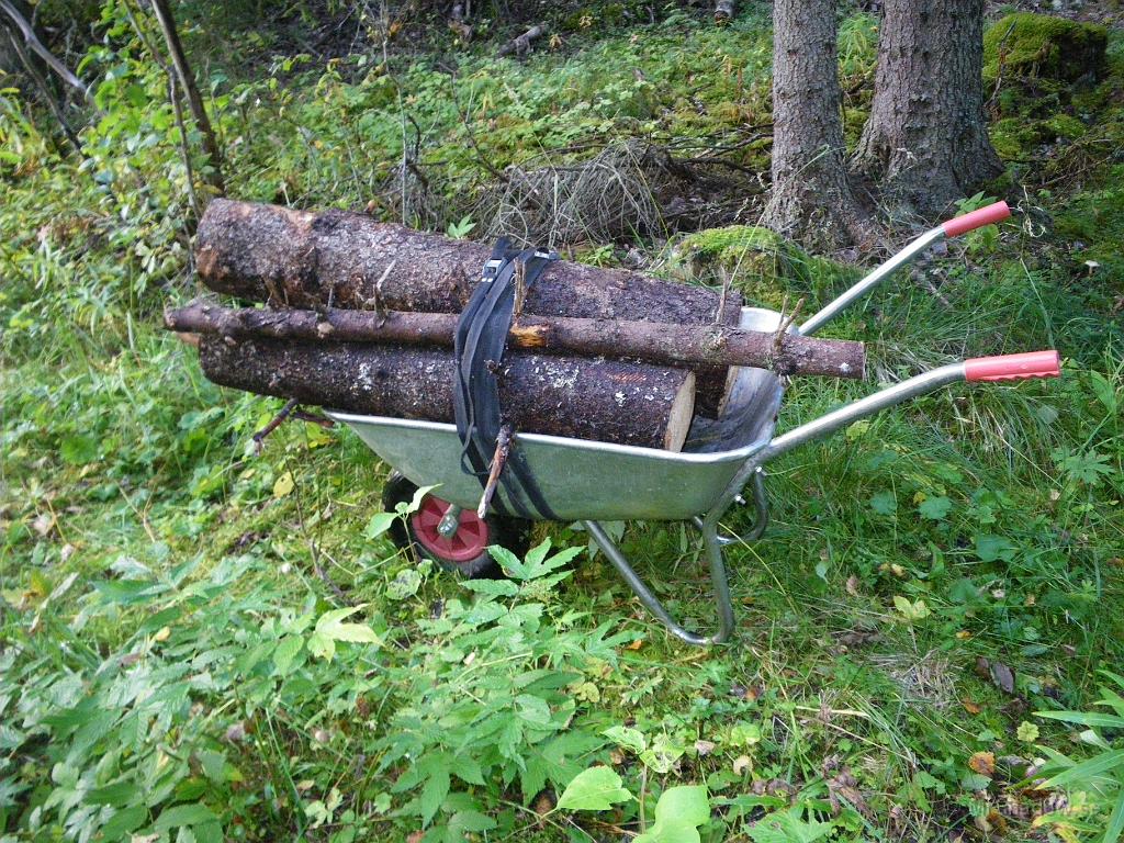 IMGP2012.JPG - 2009-09-13  Lastsäkring är viktigt, även på små virkestransporter... Mycket enklare att hantera också.. Stackars skottkärra.